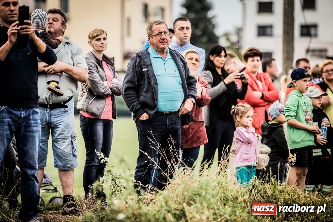 Zdjęcie w galerii na portalu naszraciborz.pl: Pokaz strażacki na rozpoczęcie obchod&oacute;w 90-lecia KS Pietraszyn wiadomości z regionu