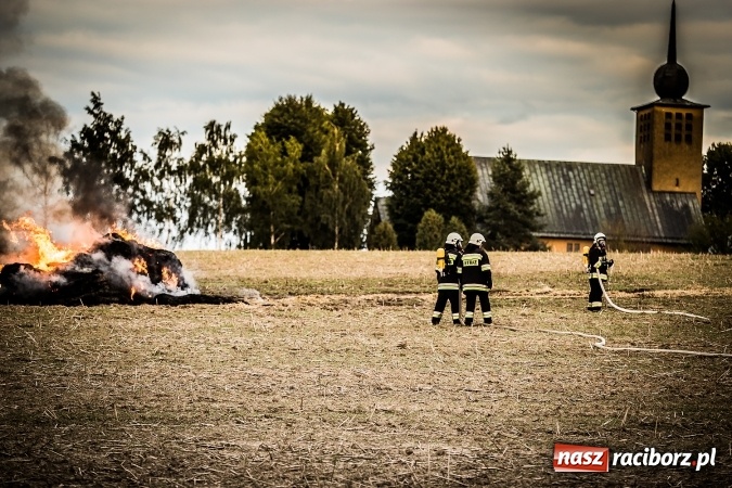 Zdjęcie w galerii na portalu naszraciborz.pl: Pokaz strażacki na rozpoczęcie obchod&oacute;w 90-lecia KS Pietraszyn wiadomości z regionu