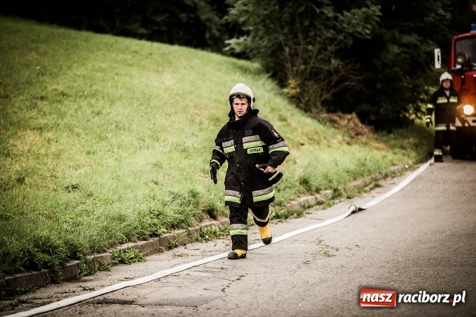 Zdjęcie w galerii na portalu naszraciborz.pl: Pokaz strażacki na rozpoczęcie obchod&oacute;w 90-lecia KS Pietraszyn wiadomości z regionu