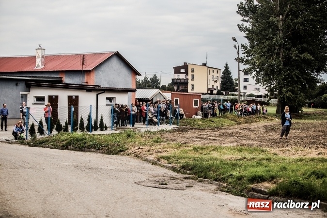 Zdjęcie w galerii na portalu naszraciborz.pl: Pokaz strażacki na rozpoczęcie obchod&oacute;w 90-lecia KS Pietraszyn wiadomości z regionu