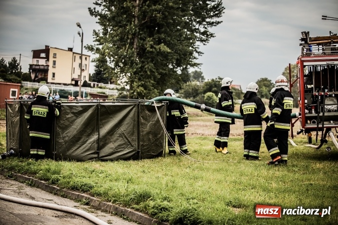 Zdjęcie w galerii na portalu naszraciborz.pl: Pokaz strażacki na rozpoczęcie obchod&oacute;w 90-lecia KS Pietraszyn wiadomości z regionu