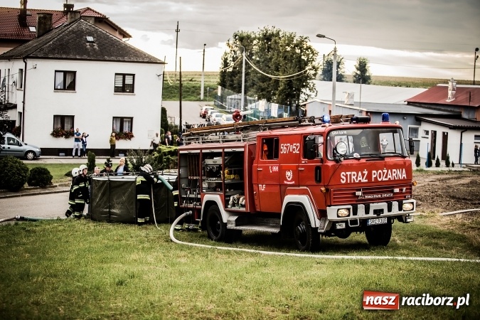 Zdjęcie w galerii na portalu naszraciborz.pl: Pokaz strażacki na rozpoczęcie obchod&oacute;w 90-lecia KS Pietraszyn wiadomości z regionu