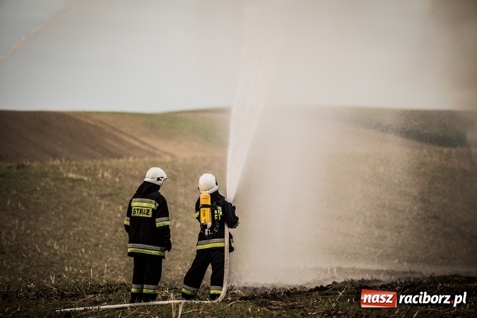 Zdjęcie w galerii na portalu naszraciborz.pl: Pokaz strażacki na rozpoczęcie obchod&oacute;w 90-lecia KS Pietraszyn wiadomości z regionu