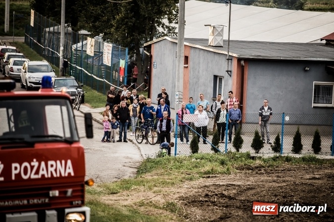 Zdjęcie w galerii na portalu naszraciborz.pl: Pokaz strażacki na rozpoczęcie obchod&oacute;w 90-lecia KS Pietraszyn wiadomości z regionu
