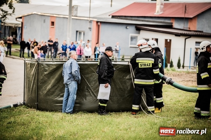 Zdjęcie w galerii na portalu naszraciborz.pl: Pokaz strażacki na rozpoczęcie obchod&oacute;w 90-lecia KS Pietraszyn wiadomości z regionu