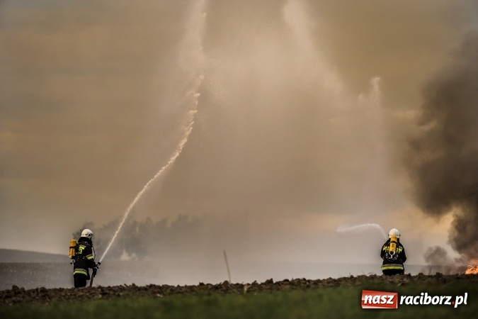 Zdjęcie w galerii na portalu naszraciborz.pl: Pokaz strażacki na rozpoczęcie obchod&oacute;w 90-lecia KS Pietraszyn wiadomości z regionu