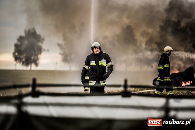 Zdjęcie w galerii na portalu naszraciborz.pl: Pokaz strażacki na rozpoczęcie obchod&oacute;w 90-lecia KS Pietraszyn wiadomości z regionu
