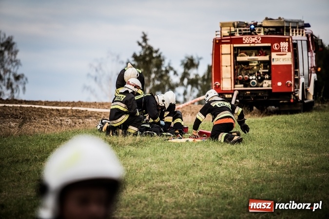 Zdjęcie w galerii na portalu naszraciborz.pl: Pokaz strażacki na rozpoczęcie obchod&oacute;w 90-lecia KS Pietraszyn wiadomości z regionu