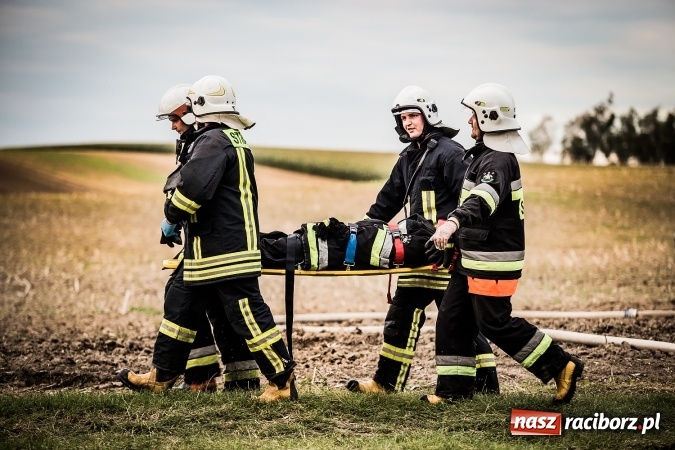 Zdjęcie w galerii na portalu naszraciborz.pl: Pokaz strażacki na rozpoczęcie obchod&oacute;w 90-lecia KS Pietraszyn wiadomości z regionu
