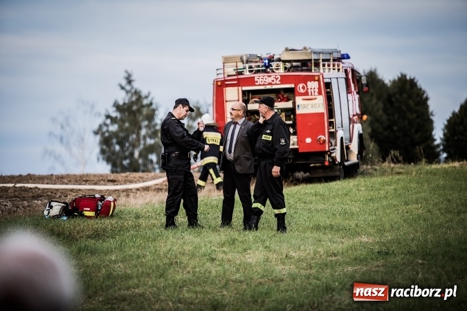 Zdjęcie w galerii na portalu naszraciborz.pl: Pokaz strażacki na rozpoczęcie obchod&oacute;w 90-lecia KS Pietraszyn wiadomości z regionu