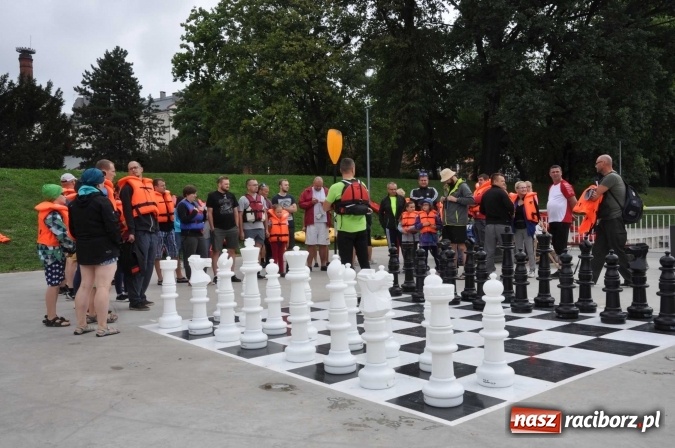 Zdjęcie w galerii na portalu naszraciborz.pl: Ponad trzydziestu śmiałków popłynęło do Dziergowic  wiadomości z regionu