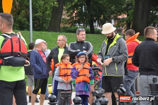 Zdjęcie w galerii na portalu naszraciborz.pl: Ponad trzydziestu śmiałków popłynęło do Dziergowic  wiadomości z regionu