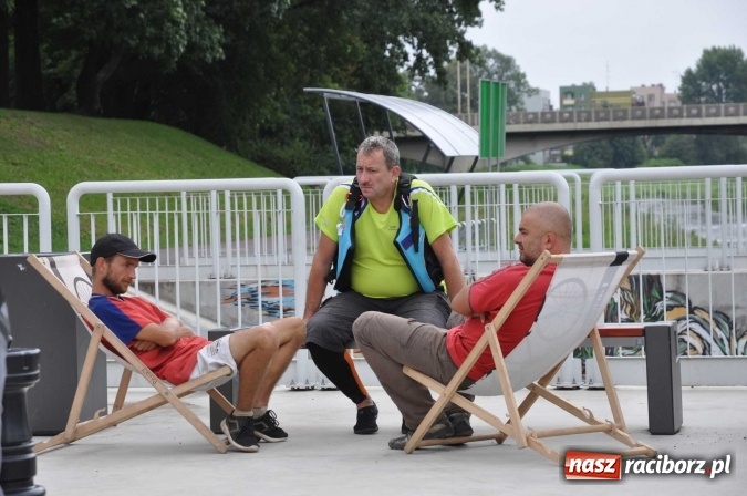 Zdjęcie w galerii na portalu naszraciborz.pl: Ponad trzydziestu śmiałków popłynęło do Dziergowic  wiadomości z regionu