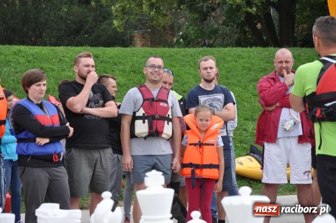 Zdjęcie w galerii na portalu naszraciborz.pl: Ponad trzydziestu śmiałków popłynęło do Dziergowic  wiadomości z regionu