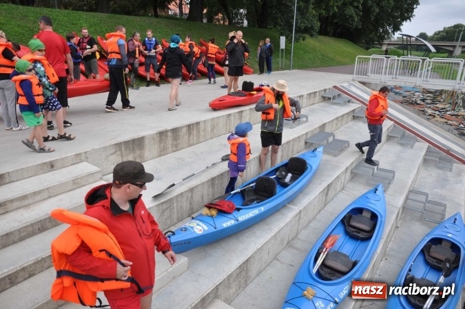 Zdjęcie w galerii na portalu naszraciborz.pl: Ponad trzydziestu śmiałków popłynęło do Dziergowic  wiadomości z regionu