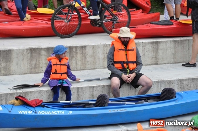 Zdjęcie w galerii na portalu naszraciborz.pl: Ponad trzydziestu śmiałków popłynęło do Dziergowic  wiadomości z regionu