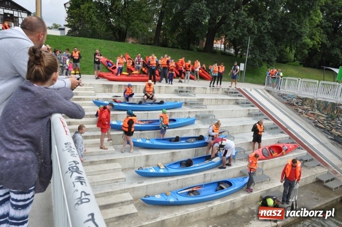 Zdjęcie w galerii na portalu naszraciborz.pl: Ponad trzydziestu śmiałków popłynęło do Dziergowic  wiadomości z regionu