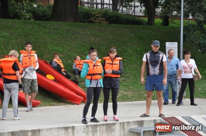 Zdjęcie w galerii na portalu naszraciborz.pl: Ponad trzydziestu śmiałków popłynęło do Dziergowic  wiadomości z regionu