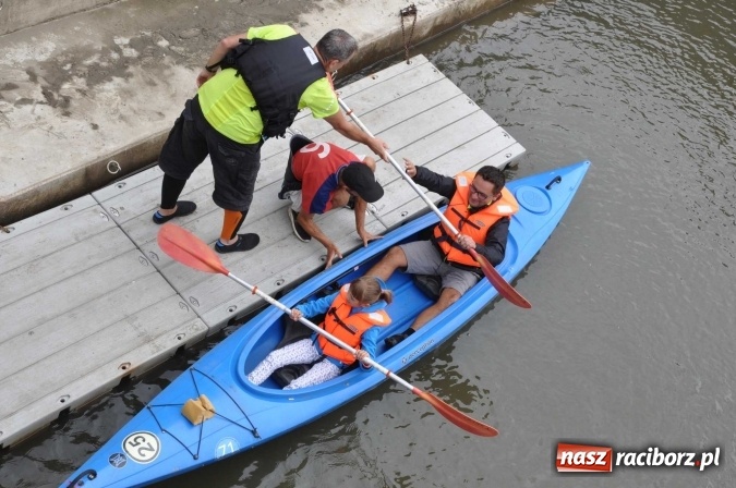 Zdjęcie w galerii na portalu naszraciborz.pl: Ponad trzydziestu śmiałków popłynęło do Dziergowic  wiadomości z regionu