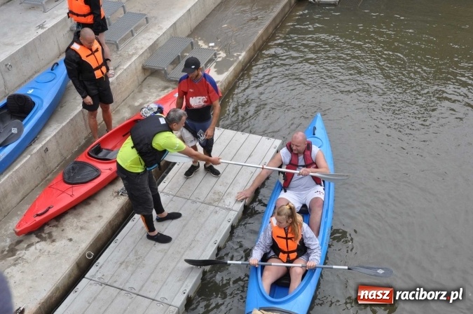 Zdjęcie w galerii na portalu naszraciborz.pl: Ponad trzydziestu śmiałków popłynęło do Dziergowic  wiadomości z regionu