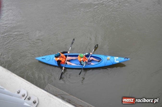 Zdjęcie w galerii na portalu naszraciborz.pl: Ponad trzydziestu śmiałków popłynęło do Dziergowic  wiadomości z regionu