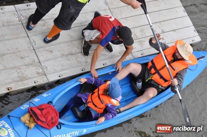 Zdjęcie w galerii na portalu naszraciborz.pl: Ponad trzydziestu śmiałków popłynęło do Dziergowic  wiadomości z regionu