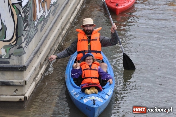 Zdjęcie w galerii na portalu naszraciborz.pl: Ponad trzydziestu śmiałków popłynęło do Dziergowic  wiadomości z regionu