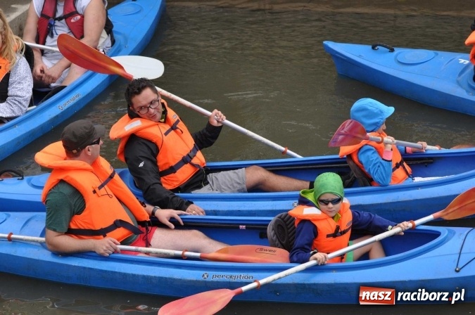 Zdjęcie w galerii na portalu naszraciborz.pl: Ponad trzydziestu śmiałków popłynęło do Dziergowic  wiadomości z regionu