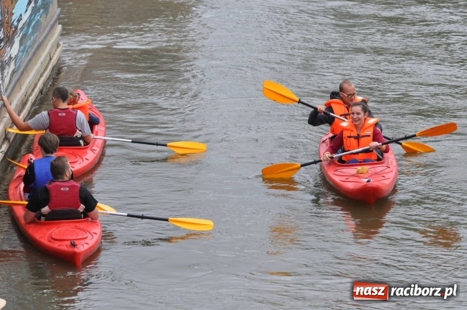 Zdjęcie w galerii na portalu naszraciborz.pl: Ponad trzydziestu śmiałków popłynęło do Dziergowic  wiadomości z regionu