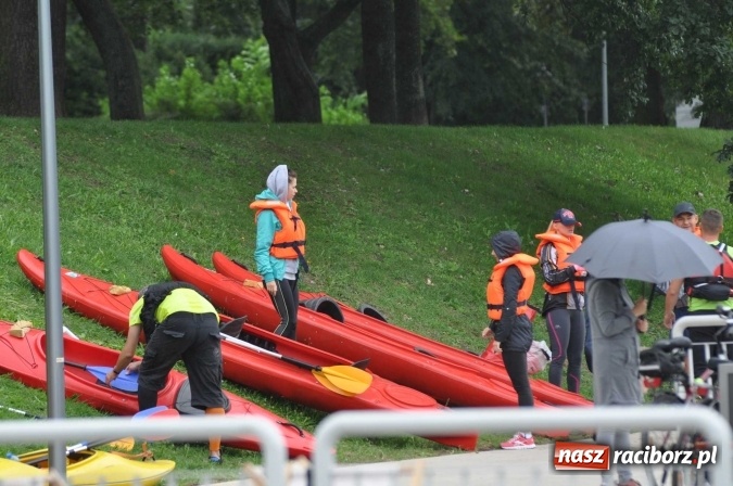 Zdjęcie w galerii na portalu naszraciborz.pl: Ponad trzydziestu śmiałków popłynęło do Dziergowic  wiadomości z regionu