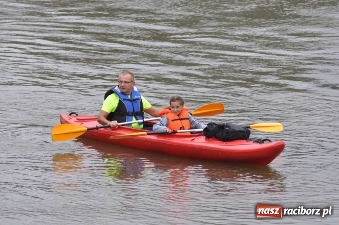 Zdjęcie w galerii na portalu naszraciborz.pl: Ponad trzydziestu śmiałków popłynęło do Dziergowic  wiadomości z regionu