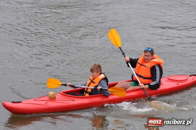 Zdjęcie w galerii na portalu naszraciborz.pl: Ponad trzydziestu śmiałków popłynęło do Dziergowic  wiadomości z regionu