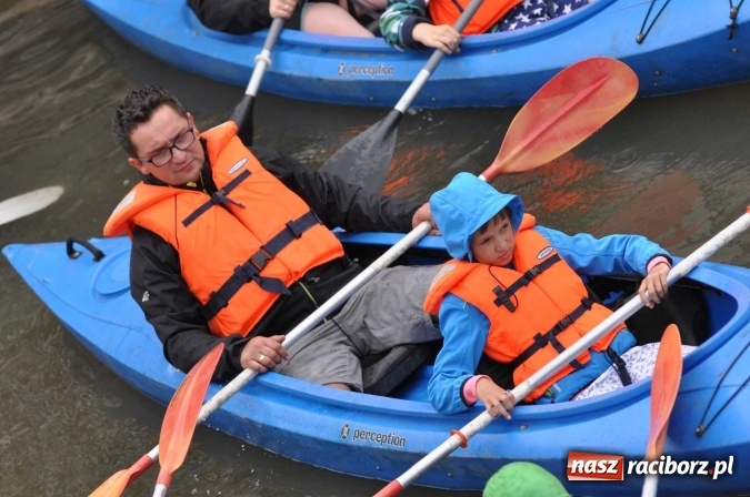 Zdjęcie w galerii na portalu naszraciborz.pl: Ponad trzydziestu śmiałków popłynęło do Dziergowic  wiadomości z regionu
