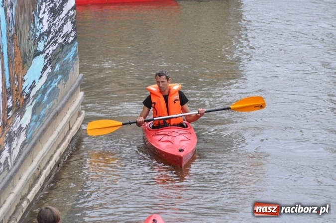 Zdjęcie w galerii na portalu naszraciborz.pl: Ponad trzydziestu śmiałków popłynęło do Dziergowic  wiadomości z regionu