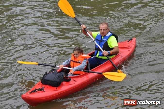Zdjęcie w galerii na portalu naszraciborz.pl: Ponad trzydziestu śmiałków popłynęło do Dziergowic  wiadomości z regionu