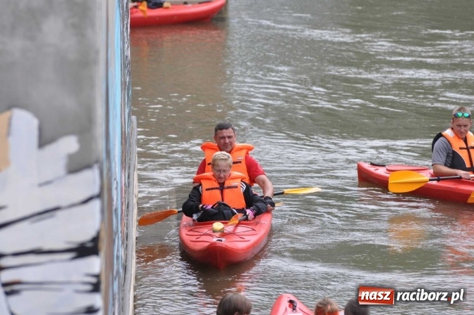 Zdjęcie w galerii na portalu naszraciborz.pl: Ponad trzydziestu śmiałków popłynęło do Dziergowic  wiadomości z regionu