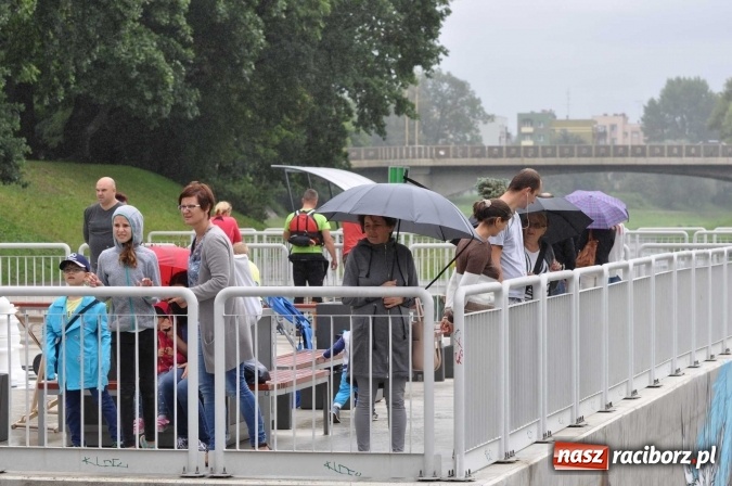 Zdjęcie w galerii na portalu naszraciborz.pl: Ponad trzydziestu śmiałków popłynęło do Dziergowic  wiadomości z regionu