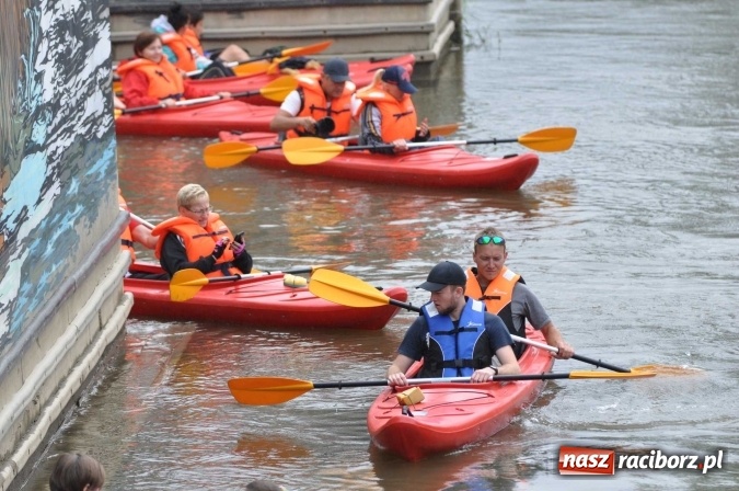 Zdjęcie w galerii na portalu naszraciborz.pl: Ponad trzydziestu śmiałków popłynęło do Dziergowic  wiadomości z regionu