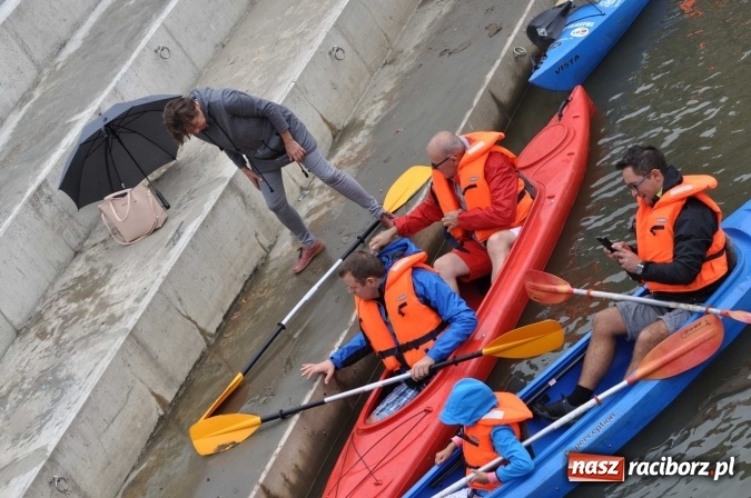 Zdjęcie w galerii na portalu naszraciborz.pl: Ponad trzydziestu śmiałków popłynęło do Dziergowic  wiadomości z regionu