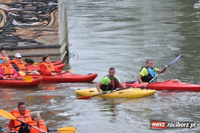 Zdjęcie w galerii na portalu naszraciborz.pl: Ponad trzydziestu śmiałków popłynęło do Dziergowic  wiadomości z regionu