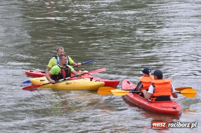 Zdjęcie w galerii na portalu naszraciborz.pl: Ponad trzydziestu śmiałków popłynęło do Dziergowic  wiadomości z regionu