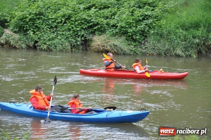 Zdjęcie w galerii na portalu naszraciborz.pl: Ponad trzydziestu śmiałków popłynęło do Dziergowic  wiadomości z regionu