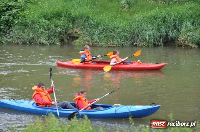 Zdjęcie w galerii na portalu naszraciborz.pl: Ponad trzydziestu śmiałków popłynęło do Dziergowic  wiadomości z regionu