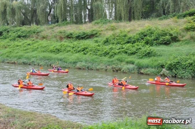 Zdjęcie w galerii na portalu naszraciborz.pl: Ponad trzydziestu śmiałków popłynęło do Dziergowic  wiadomości z regionu