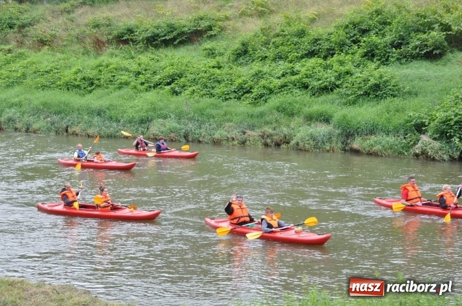 Zdjęcie w galerii na portalu naszraciborz.pl: Ponad trzydziestu śmiałków popłynęło do Dziergowic  wiadomości z regionu