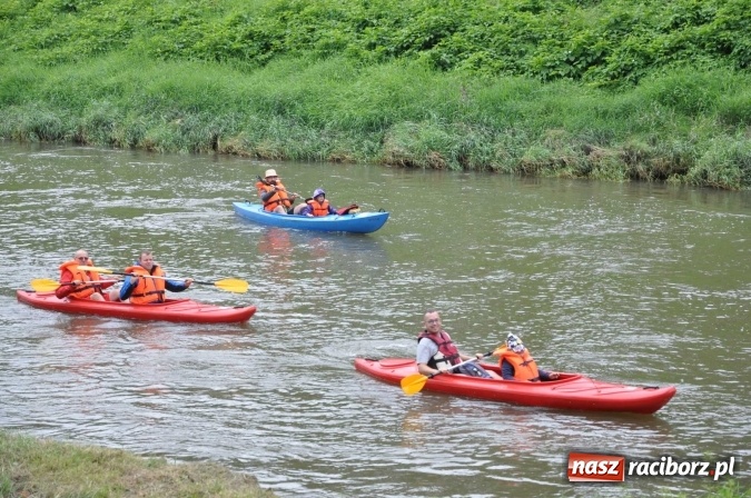 Zdjęcie w galerii na portalu naszraciborz.pl: Ponad trzydziestu śmiałków popłynęło do Dziergowic  wiadomości z regionu
