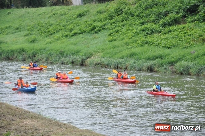 Zdjęcie w galerii na portalu naszraciborz.pl: Ponad trzydziestu śmiałków popłynęło do Dziergowic  wiadomości z regionu