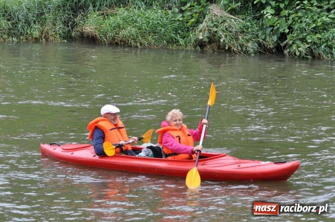 Zdjęcie w galerii na portalu naszraciborz.pl: Ponad trzydziestu śmiałków popłynęło do Dziergowic  wiadomości z regionu