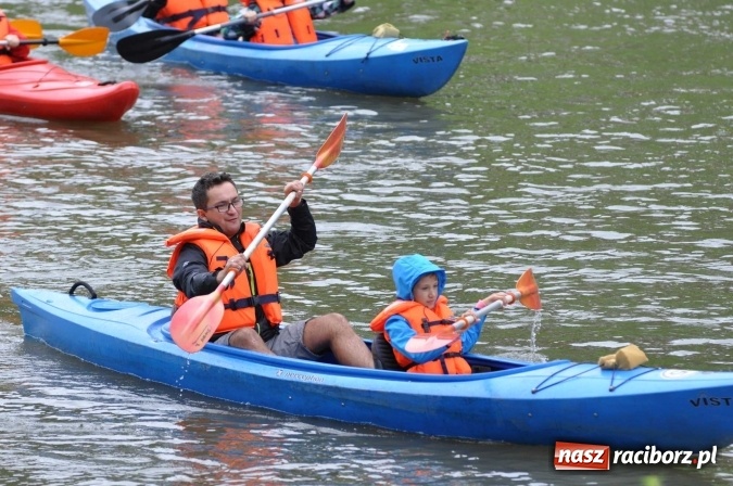 Zdjęcie w galerii na portalu naszraciborz.pl: Ponad trzydziestu śmiałków popłynęło do Dziergowic  wiadomości z regionu