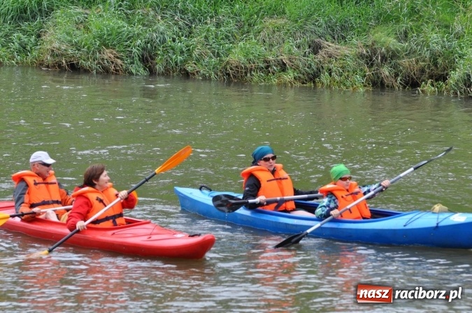 Zdjęcie w galerii na portalu naszraciborz.pl: Ponad trzydziestu śmiałków popłynęło do Dziergowic  wiadomości z regionu